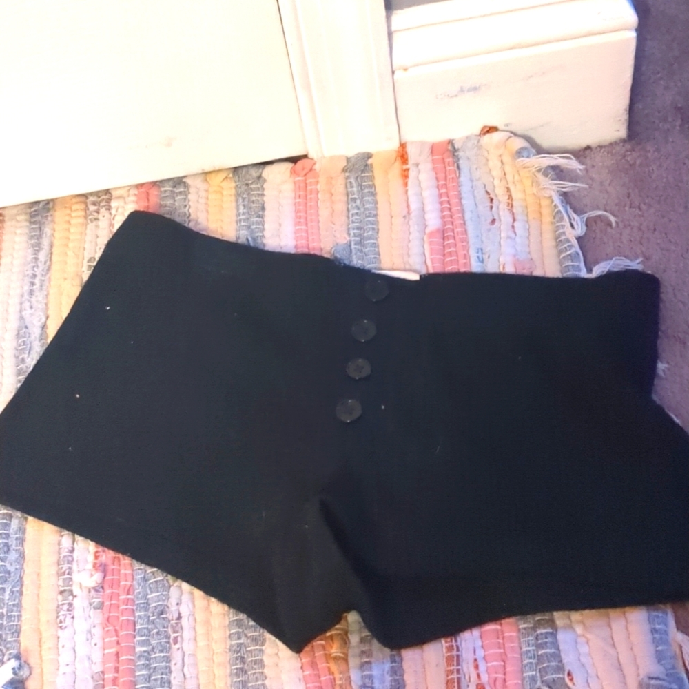 Right black shorts